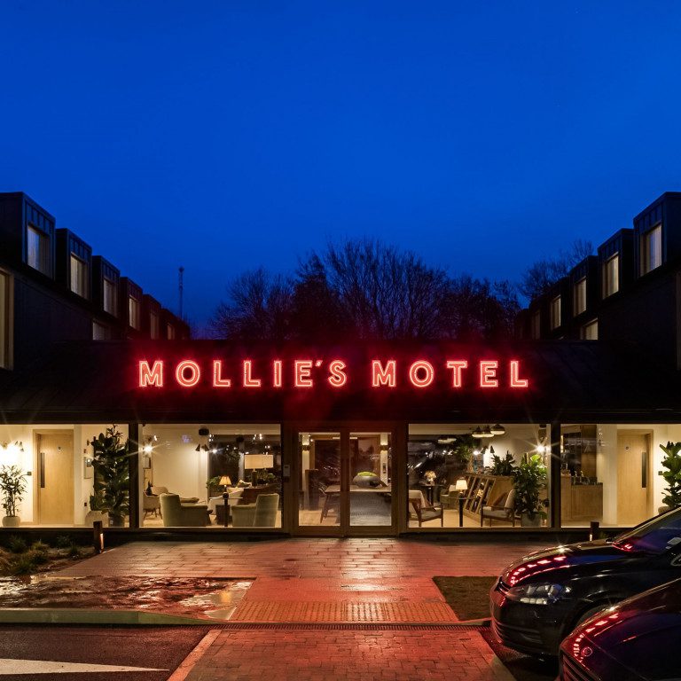 Mollies Bristol New Featured Image night time exterior