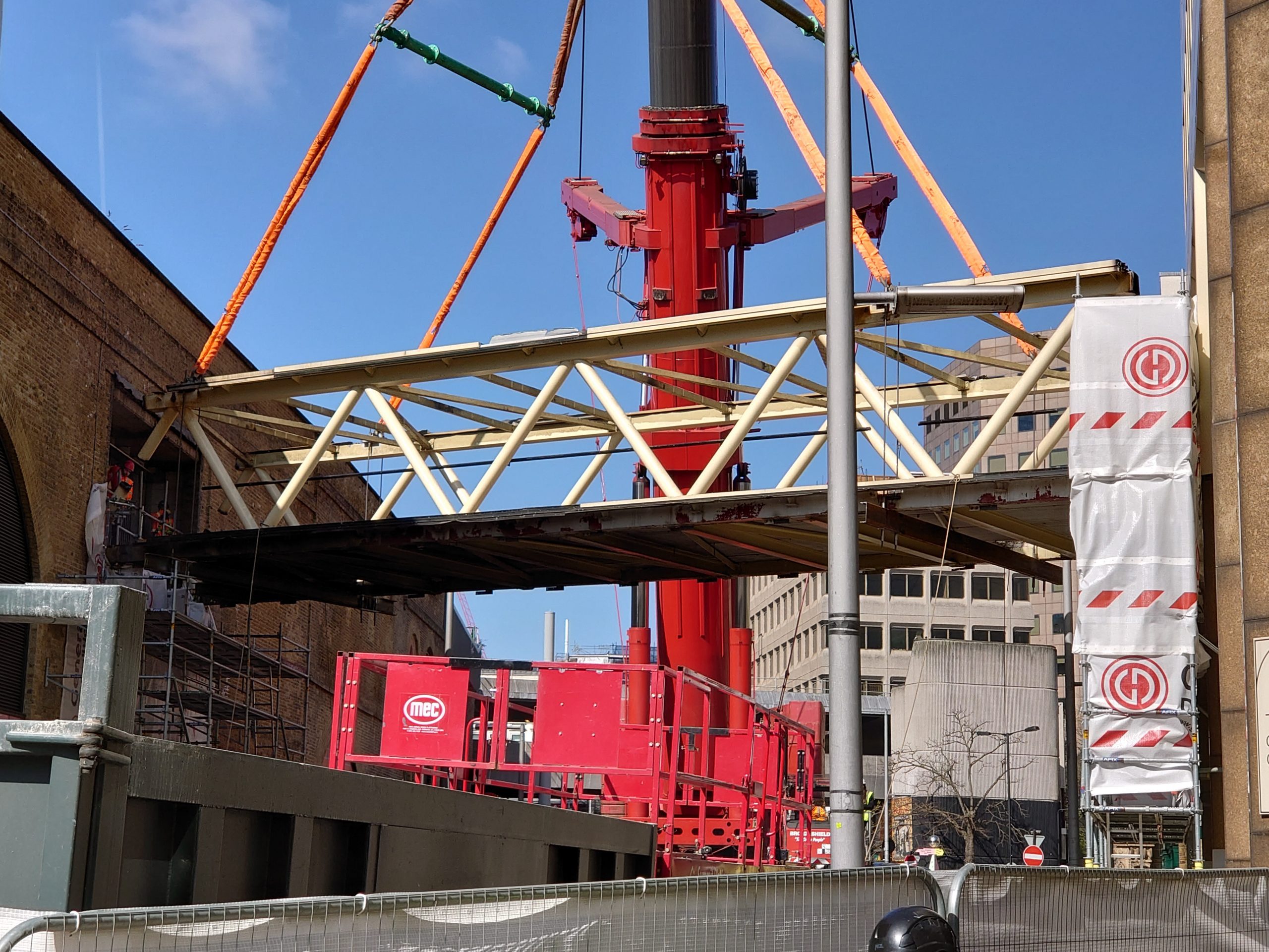 Read more about the article Tooley Street footbridge removed